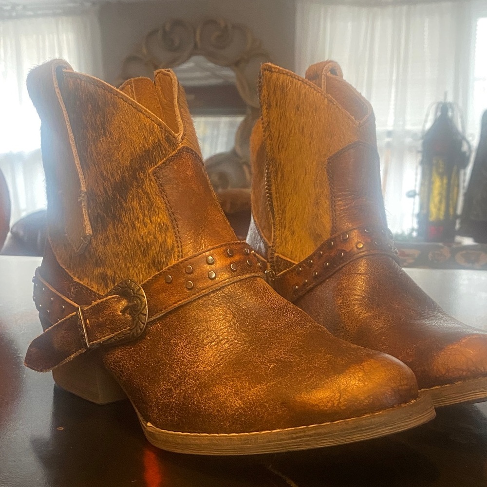 Sterling River Womens Distressed Bootie With Cowhair Size 8